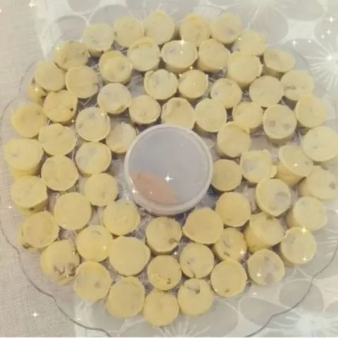 كوكيز مني الحبه ب٨٥هلله مع صوص شوكلاته الإضافات ( شوكلاته بلجيكي، نوتيلا، كيندر، فستق) بحسب الطلب، كل نوع ٣ ريال.