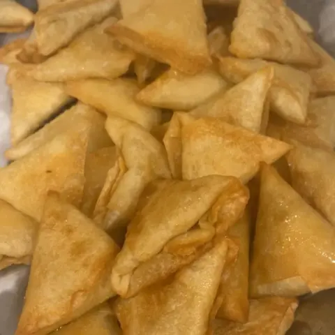 سمبوسة على ضمانتي مرا لذيذه جبن سايل +جبن كريمي +جبن حامض مع زعتر +تونه +دجاج+بيض وشطه👌
