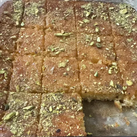 بسبوسه بدون بيض لذيذه مزينه بالفستق وحليب النستله ❤️❤️🌿