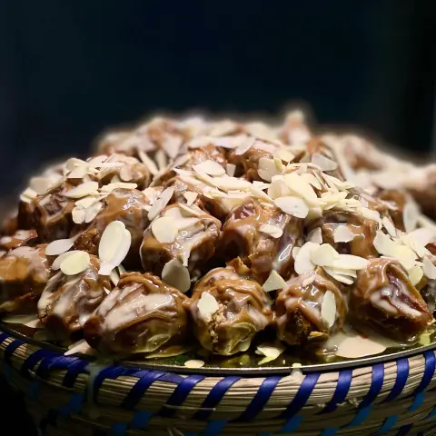 🍃 مذاق التمر – أصالة الطعم، روعة التجربة 🍃 استمتع بأشهى نكهات التمر في أشكال مبتكرة تجمع بين الأصالة والتميز. نقدم لك تمورًا مختارة بعناية، محشوة ومغطاة بنكهات لذيذة تناسب ذوقك الراقي. 📍 الموقع: المدينة المنورة 📲 للطلب والاستفسار عبر الواتس آب: ✨ مذاق التمر – حيث يلتقي التمر بالفخامة! ✨