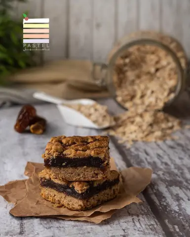 نهاية إسبوع ممتعه للجميع مين جرب ال date bars من باستيل شوفان محمص مع خليط من تمر الخلاص في قالب مربع مع كوب حليب او قهوه في الصباح متوفره يوميا