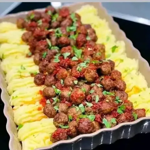 كفته مع البطاطس المهروسه الكميه تكفي 5اشخاص بالحجز