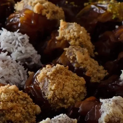 مجموعة متنوعة من التمور المحشية اللذيذة المغطاة بالمكسرات #تمر#تمر_سكري#تمور#تمور_محشية#مكسرات#فستق#لوز#لوتس#جوز_هند#فول_سوداني#طحينه#حفلات#مناسبات#الرياض#توزيعات