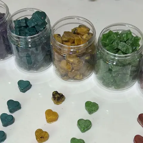 بخور مستكى معطر جميييل جدا يعطي رائحة جميله للمكان يزيل روائح الطبخ والقلي