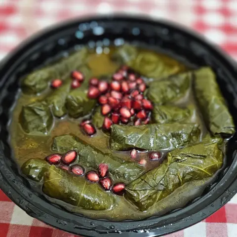 ورق عنب غرقان بالصوص الليمون وزيت الزيتون
