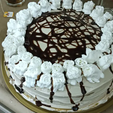 كيكه محشي بكريمه الشوكولاته اسفنجيه