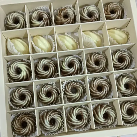 شكولات محشو ببسكوت لوتس
