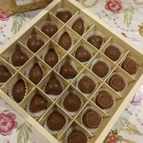 شكولات للجميع محشو بحشوات مختلفه التوفي الواتس البندق الفول السوداني