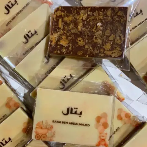 شوكلت بلجيكي عباره عن طبقتين شوكلت كرانشي والعبارات على طلبكم مقاس الحبه ٤ في ٦