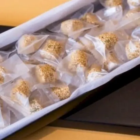 سمسميه ولكن غير المعتاد لأنها مكونه من مواد طبيعيه منتقاه دبس وراشي وسمسم فاخر الطلب قبل ب ساعتين