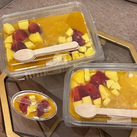 ✨ “ترفل منجا .. عالم من النكهات المميزة 🍫🥭 نقدم لكم أرقى أنواع الترفل والحلويات بطعم يذوب في الفم، صنع بحب وجودة عالية. حلا يجمع بين الفخامة والطعم الفريد.” ✨