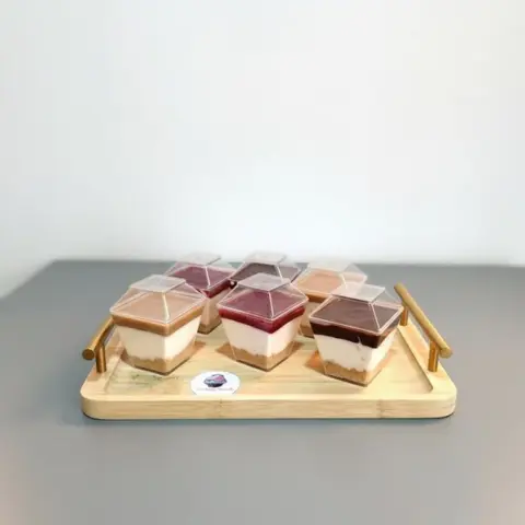 كاسات التشيز كيك بنكهات متعدده (البلو بري، الفراوله، السينابون، اللوتس، الطحينيه، الشوكلاته، الاوريو، الكراميل)