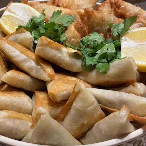 سمبوسه رقاق لحم وجاج وخضار وجبن