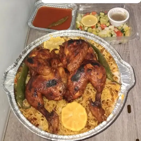 مجبوس دجاج على الطريقه الكويتيه مع مرق دقوس وسلطة خضراء