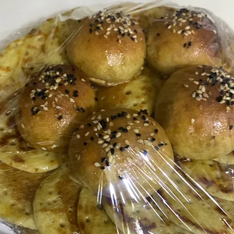 خبز منى مله محشي جبن وتمروعليها سمن وعسل