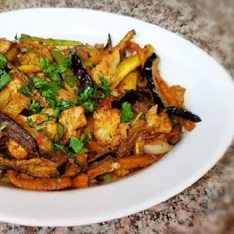 مصقعة "إتقان السبع سنوات".. خضار طازجة بتسبيكة ملكية! 🥘✨ لمحبي الأطباق المنزلية التي تدفئ القلب، نقدم لكم طبق الخضار المشكل (المصقعة) المحضر على أصوله. نختار لكم أجود أنواع الخضار لنقدمها لكم بنكهة "ناطعة" وتتبيلة موزونة تعكس شغفنا بالطهي الأصيل. ✨ ما الذي يميز طبقنا؟ تنوع غني وسخي: تشكيلة مختارة من الباذنجان، البطاطس، الكوسا، والفلفل الرومي، مطهوة بعناية لتحافظ على قوامها المثالي. تسبيكة احترافية: صوص طماطم غني، مطهو ببطء مع الثوم والبهارات العربية ليعطي طعماً عميقاً ومتجانساً في كل لقمة. اللمسة الطازجة: نزين طبقنا برشة من الكزبرة الخضراء المنعشة التي تكسر حدة النكهات وتضيف شكلاً جمالياً يفتح الشهية. نظافة وإتقان: كل قطعة خضار مقطعة ومنظفة بدقة، تماماً كما تتوقعون من خبيرة في عالم الحلويات والطبخ لأكثر من 7 سنوات.