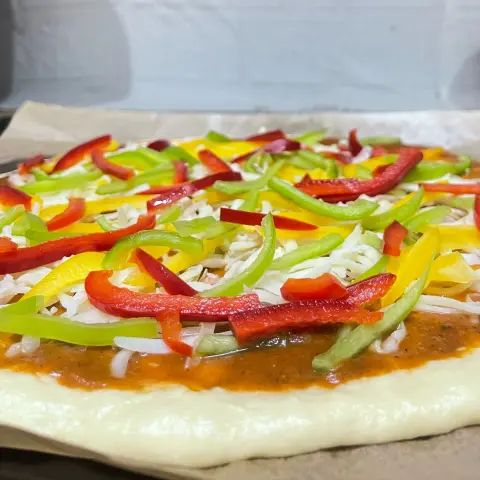 بيتزا خضار وجبن موزريلا قبل الاستواء 😋