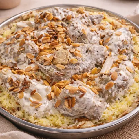 منسف كركي ع الاصول المنسف هو الطبق الوطني الأردني الأشهر والأكثر عراقة، يتكون من لحم الضأن المطبوخ بـلبن الجميد،ويُقدم فوق خبز الشراك مع الأرز والسمن البلدي والمكسرات.