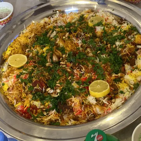 برياني دجاج مع الصوص الخاص بالبرياني
