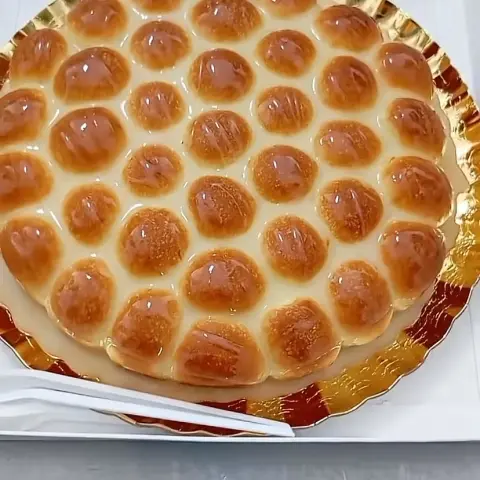 خلية نحل محشية جبن ‏على الوجه حليب مكثف