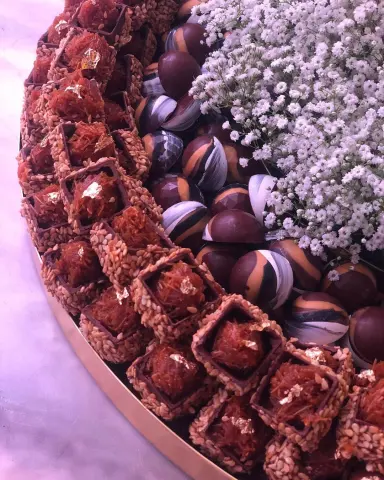 من الأصناف الجديده الي تم تقديمها في إحدى المناسبات الكريمه للإستفسار التواصل عبر الواتساب #chocolates #chocolate #sauditrends #saudiarabia #saudiweddings #saudistyle #flowers #riyadh #riyadhseasons #dammam #khobar #jeddah