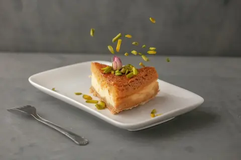 تشيزكيك بالبسبوسة - Basbousa Cheesecake #حلى #حلا #مناسبات #تشيزكيك #تشيز_كيك #بسبوسة #تشيز_كيك_بالبسبوسة
