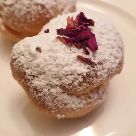 Satisfy your taste buds with a bite حبة وحدة كافية إنها تطيح الي براسك