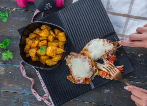 Breaded Chicken دجـاج بـالبقسمـاط Nutrition facts: Calories: 383 Protein: 53.3g Fat: 8.6g Carbs: 21g #healthyriyadh #fitfam #fitnesstime #riyadh #breadedchicken #healthybutyummy #fitfood