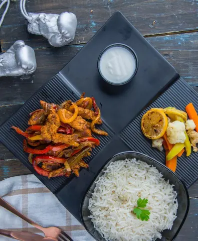 Chicken Fajita فـاهيــتـا الدجـاج Nutrition facts: Calories: 375 Protein: 52g Fat: 11.3g Carbs: 18g #healthyriyadh #fitfood #fitness #riyadh #hola #keepithealthy