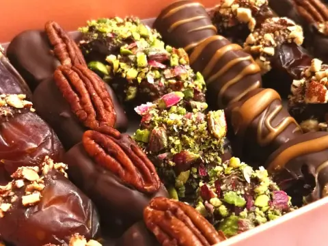 تمر شوكوبارك محشو ومغطى بالشوكولاتة والمكسرات