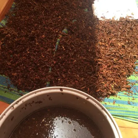 القرفة بعد الغسل والتنظيف تطحن الان