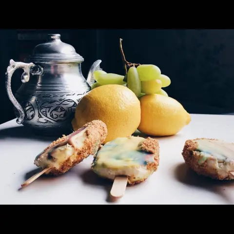ما في احلى من انك تكسر روتين الدوام بحلى من عندنا #food #baking #dessert #cheese #cake #lemon #cheesecake #lemoncheesecake #yellow #rinbow #fruit #citron #photography #foodphotography #flowers #fresh #yummy #chef #creative #chocolate #whitechocolate #callebaut #حلويات #callebaut