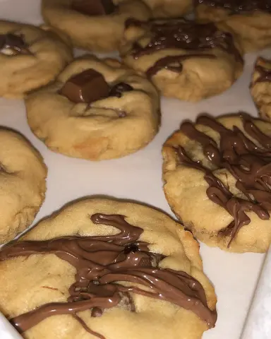 مغرررررررقة نوتيلا من برا ومو داخل ❤️❤️❤️ ونغرررق الغرقان اكثثثثثررررررررررررر ❤️❤️❤️ منشنوا اللي مايقاومون النوتيلا ❤️ . . . . #تسليم_فوري #الجبيل_الصناعية #نوتيلا #كوكيز #حلا #حلا_سهل #الجبيل #كندر #لوتس #بستاشيو #جالكسي