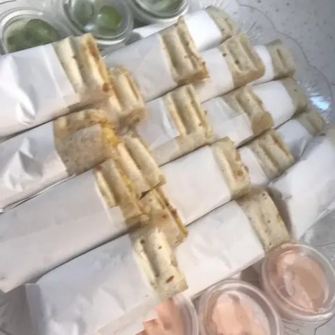 صحن شورمه ب٤٥ ريال #نهى_نبيل #دكتوره_خلود #افنان_الباتل #شورما #شورما_وصوص #الرياض #مسابح_مائية #سارة_الودعاني