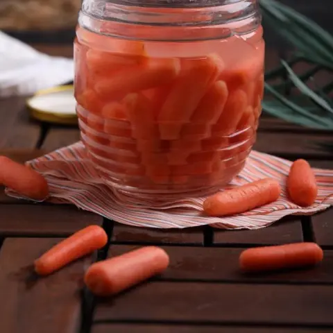 صنع منزلي ، نتميز بعدم وجود مواد حافظة ✅ متواجدين في المنطقة الشرقية للطلب عن طريق الدايركت مسج مخلل جزر مستورد ٤٠٠ جرام السعر : ٣٥ ريال . مخلل جزر محلي ٣٥٠ جرام ، السعر ٢٥ ريال
