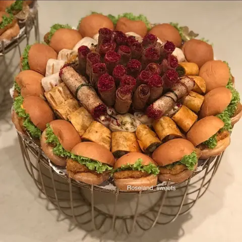 الساندويشات المنوعه مع اضافة المسخن . اللي حاب يطلبها حياكم واتساب.. . وحاليا صرنا نوفر صواني مناسبات .. . كل اللي عليكم تحددون اختياراتكم واحنا نهتم بالباقي
