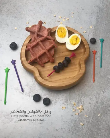 وافل بالشوفان والشمندر .. وصفة غريبة لكنها لذيذة وصحية للأطفال الحلوين ومناسبة للفطور ولونها الأحمر المغري ♥️ .. كلنا نعرف أن البنجر له فوائد جدا كثير ، لذلك ادخاله في النظام الغذائي للأطفال ضروري لصحتهم ونموهم .. الشمندر غني جدا بالحديد ، ولذلك فهو يقي الدم من الانيميا ، يزيد كريات الدم الحمراء وبالتالي يعزز تدفق ووصول الدم و الاوكسجين لكامل الجسم .. يحتوي على نسبة جيدة من الكالسيوم والڤيتامين A ، وغني بالالياف المفيدة لصحة الجهاز الهضمي .. يتم تقديم الشمندر من عمر ال 8 شهور ♥️ .. المكونات : * شوفان مطحون ( كوب واحد ) .. أستخدمت شوفان هناء وطحنته الى اصبح شبيه بالبودرة * بيضة مخفوقة * حليب اللوز ( نصف كوب ) ممكن استبداله بحليب عادي * باكنج باودر ( نصف ملعقه الشاهي ) * شمندر ( ربع حبة وسط مقشرة ومقطعه مكعبات ) * ڤانيلا سائلة ( نصف ملعقة الشاهي ) * رشة ملح .. الطريقة : ✨ كل المقادير نخلطهم مع بعض في خلاط حتى يتجانسوا تماما ✨ ونبدأ نشكلها في جهاز الوافل وبالعافيه يارب ♥️ .. ❗️ملاحظات : 1. الوصفة لاتناسب اصحاب حساسيه الشوفان 2. استخدمت جهاز هوم إلك من قصر الأواني للوافل 3. لكثرة الأسأله عن الصحون المستخدمة يوجد شبيه لها في ممزورلد ، ولاتنسوا تستخدموا كود الخصم 10% ( mommy10 ) .. #وصفات_حب_الام_للاطفال