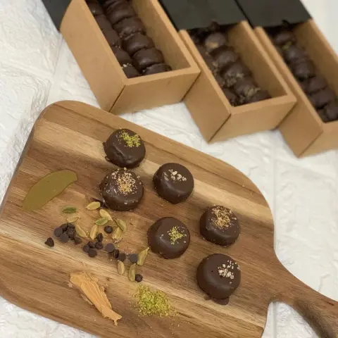 شوكلت بايتس متوفر بالطلب قبل بيوم وبثلاث نكهات { الهيل والفول السوداني والفستق } #حلا #حلويات #شوكلت #شوكولاته #شوكولاتة #تقديم #تقديمات_ضيافه #وصفه #وصفات #مطر #الرياض #قهوه #حلا_سهل #حلا_قهوه #حلا_قهوة