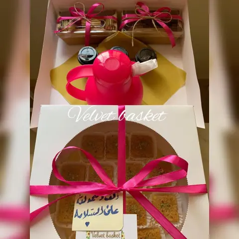 #بوكس_قهوه إنّهُ يَستطيعُ بكلمةٍ واحِدَةٍ أَن يَجعَلَ قَلبي يُضيء، كَأنّهُ لم يَنطفِئ مِن قَبل .. من احب الامور لقلبي.. ترجع زبونه وتطلب مني مره ثانيه..☺️☺️.. ثقتكم فيني شي يسعدني ..