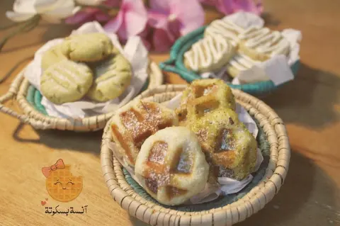 ‏قد قيل بأن القهوة جبر خاطر للحياة ...☕❤ .. . . #قهوة_المساء مسيتم بالخير غريبة فستق ومعمول وافل و رولات اللوز احلى حلو للقهوة