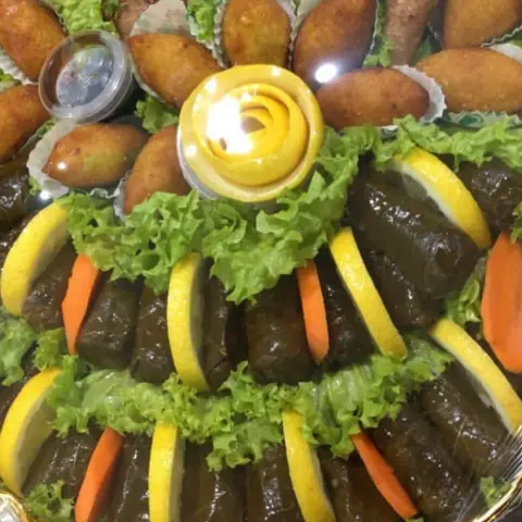 صحن مشكل ورق عنب وملفوف وكبة مع التقديم المميز فقط ١١٠ ريال
