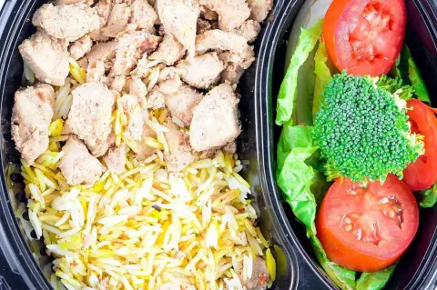 من ألذ الاصناف عندنا رز برياني مع قطع الشيش طاووق ✨❤️ خليك صحي، اكلنا بدون زيوت ✅