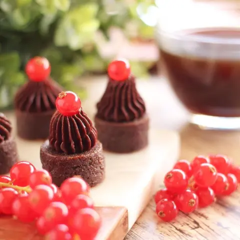 ميني براوني مزين بكريمه الدارك تشوكليت✨ ١٥ قطعه بقيمه ٧٥ ريال. . #ميني#براوني#تشوكليت