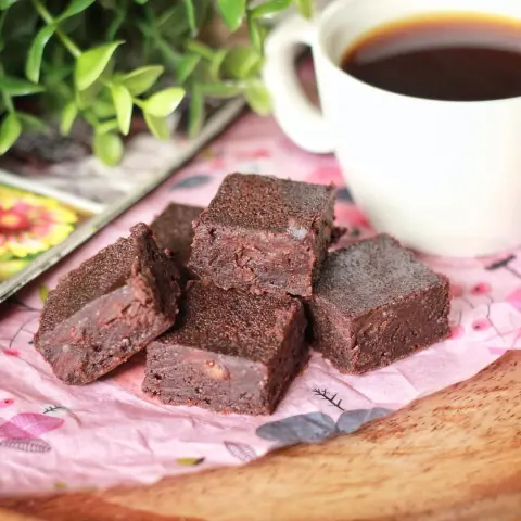 #Khubar #sweet #cafe#brownie. نعمل البراوني على الطريقه الفرنسيه يكون فدج يختلف عن البراوني الامريكي اللي يشبه الكيك
