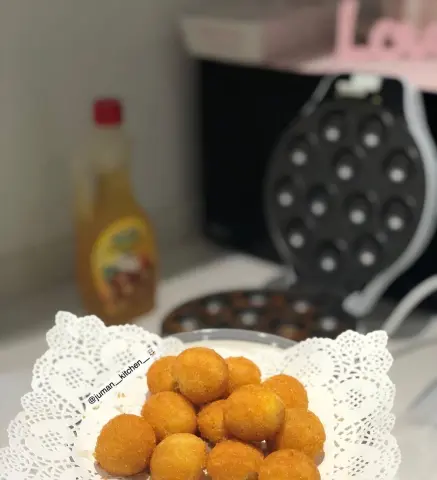 . . كنافه بآله البوب كيك . . اخذت الطريقه من حساب هند الفوزان . فركت 500جرام كنافه مع نصف اصبع زبده وشوي فانيا وملعقه ونص سكر بودره . وبعدها حشيتها جبن كيري وبالآله . لكن بعد ما نرتب كل الكور نشغل الاله . وممكن كمان للبف باستري بعد ما نحشيها ونكورها ونرتبهم نشغلها . . . . ______ #كنافه #كنافة #رمضانيات_مطبخ_جمان #رمضان#فطور#افطار #بف_باستري
