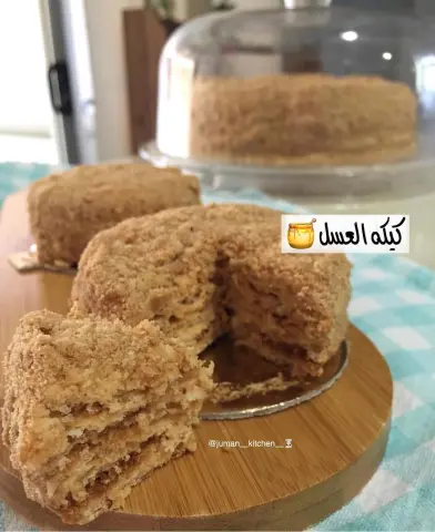 . كيكة العسل الروسية . . المقادير: أ/ (١) إصبع زبدة (١) كاس سكر (٢) بيضة (٢) ملعقة ملآنه عسل . . ب/ ( من كوبين ونصف الى ثلاث اكواب ونصف )كاس دقيق ( حسب الحاجة ) (1) ملعقة بيكنج صودا . . ج/ للحشو: (1) علبة حليب مركز محلى تعد كتوفي ( علبة حليب مركز محلى ( مغلفة لا تفتح ) وإنما توضع في قدر الضغط بعد فك الورقة اللاصقة عليها . ثم يصب عليها ماء مغلي بحيث يغمره تماما ، ونغلق القدر ونضعه على النار حتى يصفر ويحسب له ساعة إلا ربع ( ٤٥ دقيقة ) على نار هادئة. ويترك ليبرد ثم يفكك ويستعمل أو يوضع في الثلاجة لحين الحاجة. يمكنك تخفيف قوامه بالقشطة ان أحسسته ثقيل أو بالحليب المركز المحلى العادي ( قوامه ثقيل جدا ) كما يمكنك وضعه في القدر العادي ولكن يبقى مدة من ساعة ونصف الى ساعتين . ) . . د/ نخفق بخفاف الكيك: ( كأس ونصف ) قشطة خفق بارد جداً علبة جبنة فلادلفيا (٢٠٠ جم ) (٣) ملاعق سكر بودره . . الطريقه: ١/ في قدر على حمام مائي تذوب الزبده اولا بحيث يكون الماء ساخنا ( وليس مغليا ) والعمل على حراره هادئه ثم نضيف السكر والعسل ونحرك ثم نضع البيض ونحرك جيداً ثم نضيف البيكنج صودا ونحرك حتى يتلون الخليط قليلا بلون أغمق ثم نضيف نصف كمية الدقيق ويحرك جيدا ثم يرفع عن النار ونكمل إضافة باقي مقدار الدقيق حتى تتكون لدينا عجينة متماسكة وناعمه . ٢/ تقطع العجينة إلى (٦ او ٧) قطع متساوية ثم تفرد كل قطعة إلى سمك رقيق وذلك على سطح مرشوش بالدقيق باستعمال اليد اولا ثم الفراده تدخل الى فرن متوسط الحراره محمى مسبقا ( ٣٥٠ف - ١٨٠ م ) مدة من ٥-٦ دقائق ثم تخرح مباشره وتقطع بغطاء قدر ( مقاس مناسب ) حتى يتوحد مقاس الطبقات مع الاحتفاظ بالبواقي مع ملاحظة أنه اثناء وجود كل طبقة في الفرن نقوم بفرد الأخرى حتى تنتهي الكمية وبالإمكان إدخال قطعتين للفرن سويا . ٣/ يخلط التوفي بالخفاق اليدوي حتى يلين قليلا ثم بعد أن نخفق مقادير ( ب ) حتى تنتفش يضاف لها التوفي ويحرك بالخفاق على سرعة هادئة قليلا حتى تتمازج المقادير ثم نضع طبقة من الكيك و تدهن بطبقة من الحشو ثم طبقة من الكيك . . وهكذا ، وفي الأخر تغلف بالحشوه كاملة . ٤/ تطحن البواقي باستعمال شفرة محضرة الطعام ثم يذر على وجه الكيكة وجوانبها وتترك في الثلاجة لتبرد و تتماسك الطبقات مده لا تقل عن ( 4 - ٦ ) ساعات . . وبالعافية . . . . __________ #كيك #كيكة#كيكه#كيكه_العسل #كيكة_العسل #كيكة_العسل_الروسية