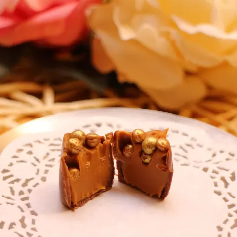. . ‏D&D تشوكلت بحشوة اللوتس ♥️ البوكس (٣٢ حبة) بـ ٧٥ ريال ✨ . .