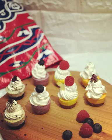 جديدنا في رمضان . . . ميكرو تشيزكيك بنكهات جديدة ومتنوعة ( الاوريو - التوت - الليمون - الزعفران ) . . . أوقات العمل : . . من الساعه ٩صباحاً الى الساعه ١١ مساءً . . لطلب الاتصال على الرقم التالي : #سما_سويت #تشيز_كيك #ميكرو_تشيز_كيك