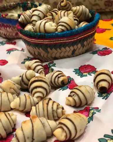 معمول حلزوني بشكل مميز لأول مره في المدينة،هش وطري ولذيذ.. 100 حبة ب70 ريال أسعارنا في متناول الجميع،مذاق متميز وطعم فريد، لايفوتك جربيه مرّه بتطلبينه كل مرّه.. #تاجرات_المدينه #معمول #تاجرات #تصويركم #آراء_الزبائن الطلب قبل بيوم ، للتواصل واتس اب