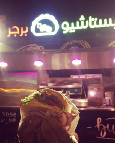 هلا بالشحم واللحم . . تعالوا في حديقة الحمراء جربوا البستاشيو قبل يخلص . #برجر #بستاشيو_برجر #فود_ترك